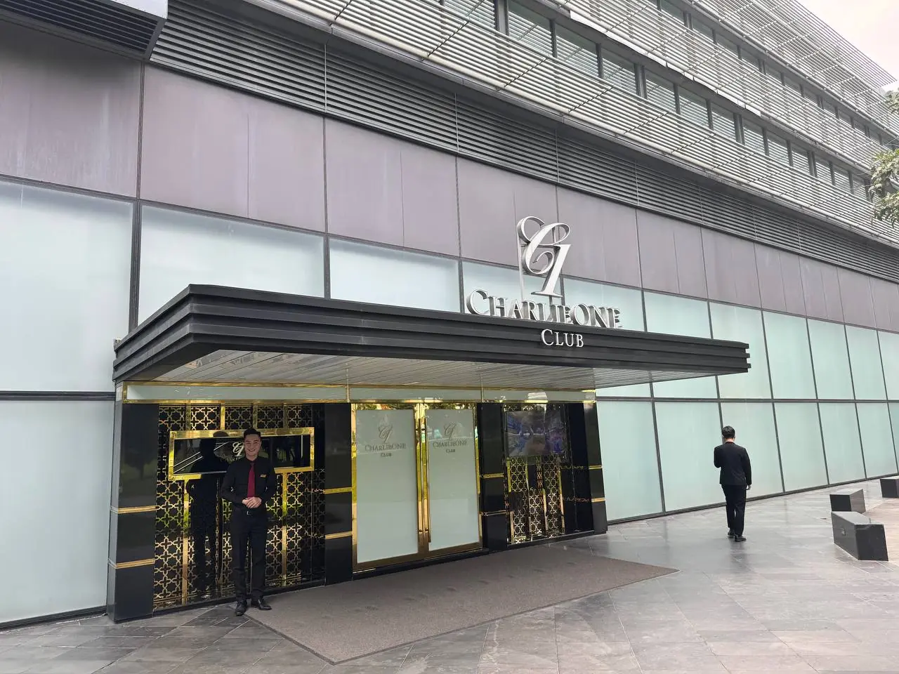 CHARLIEONE CLUB 간판과 출입문이 보이는 찰리 원 외부