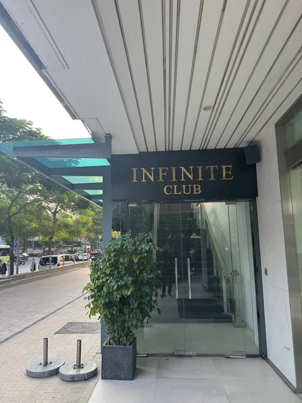 도로 옆 INFINITE CLUB 간판이 있는 별도 출입구