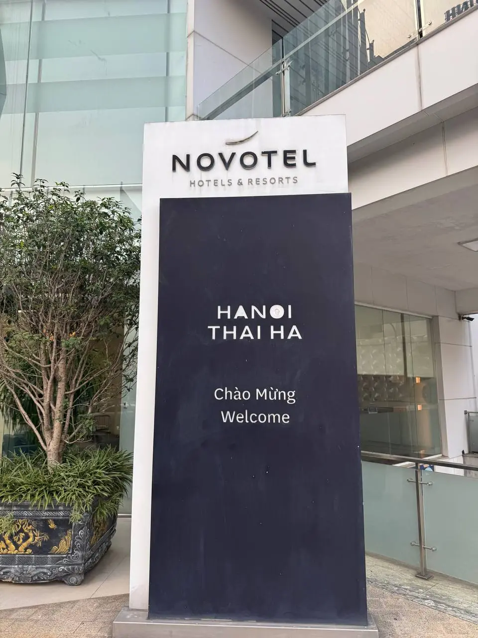 노보텔 하노이 타이하 호텔 이름이 적힌 입구 표지