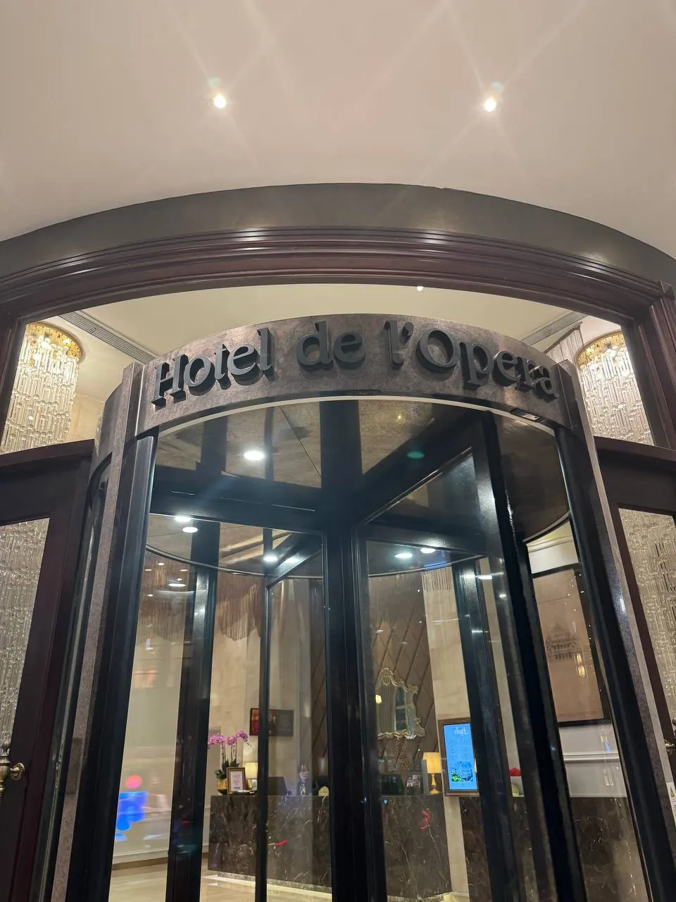 Hotel de l’Opera 이름이 붙은 호텔 회전문