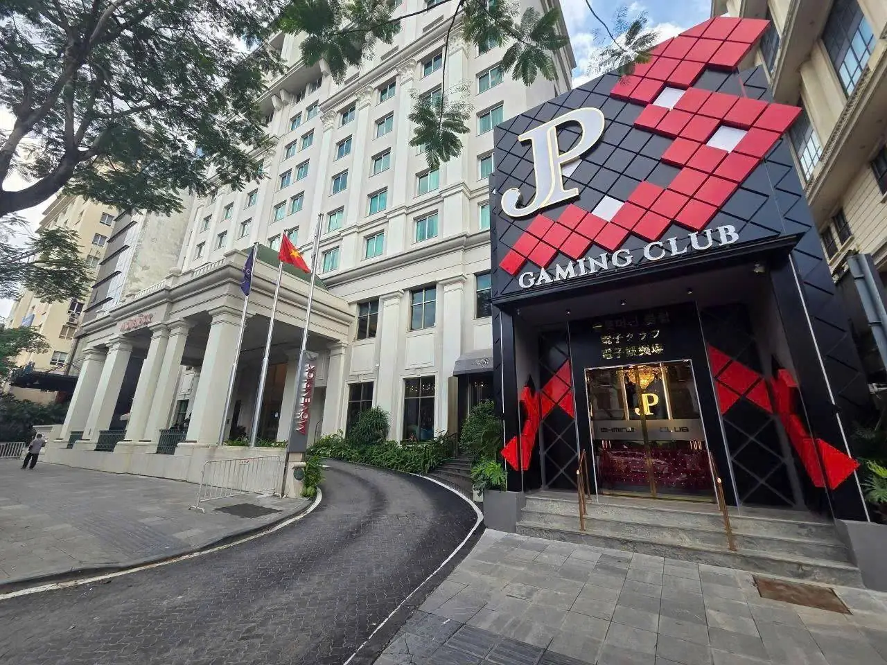 뫼뵌픽 호텔 옆 붉은색과 검은색 JP GAMING CLUB 간판의 잭팟 출입구
