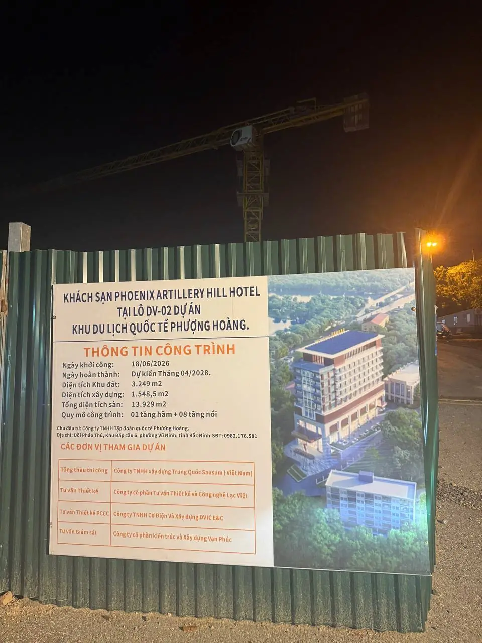 공사 가림막 앞 PHOENIX ARTILLERY HILL HOTEL 안내판과 크레인