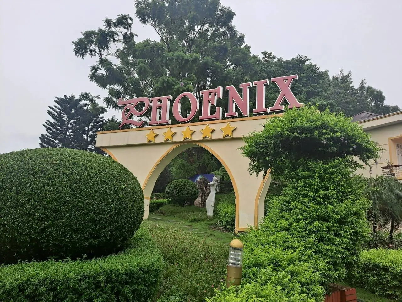 PHOENIX 표지와 별 장식이 있는 정원 아치